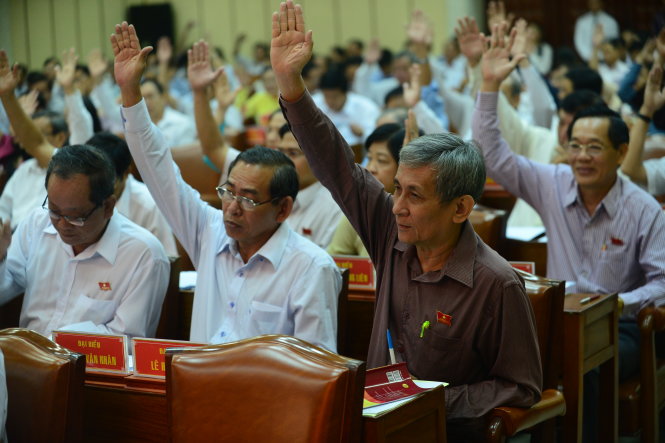 Đại biểu biểu quyết các tờ trình tại kỳ họp thứ 19 (kỳ họp bất thường) của Hội đồng nhân dân TP.HCM sáng 26-8 - Ảnh: Quang Định