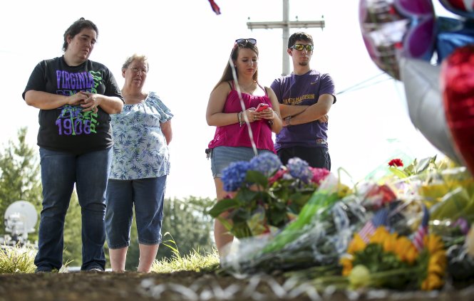 Người dân Mỹ đến tưởng niệm các nạn nhân ở Virginia - Ảnh: Reuters