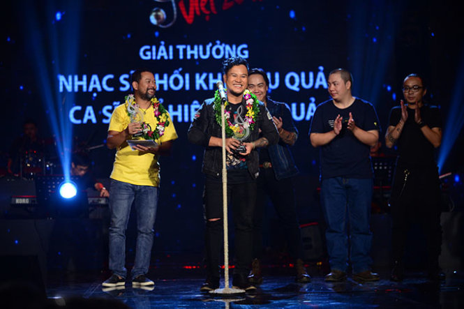Ca sĩ Ygaria và ban nhạc Hạc San nhận giải bài hát Việt tháng 8 - Ảnh: Quang Định