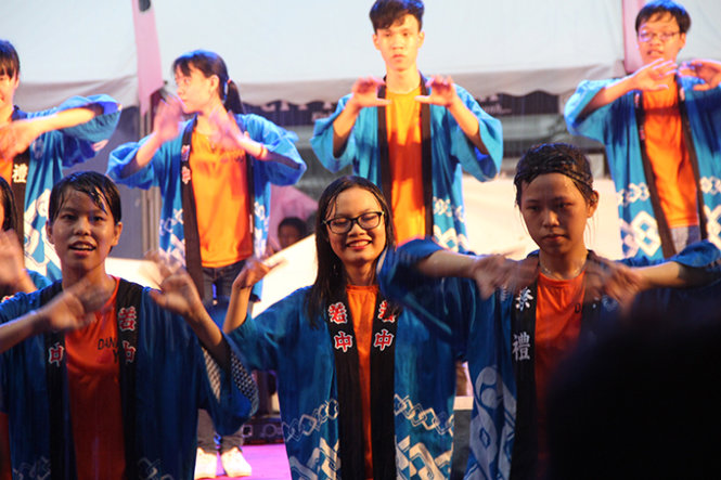 Các bạn trẻ Việt Nam biểu diễn các tiết mục hát múa Nhật Bản tại lễ hội  - Ảnh: Phan Thành