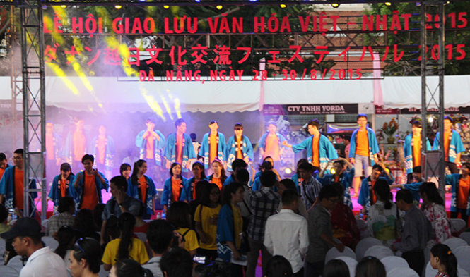 Rất đông du khách, người dân Đà Nẵng đến tham gia lễ hội - Ảnh: Phan Thành