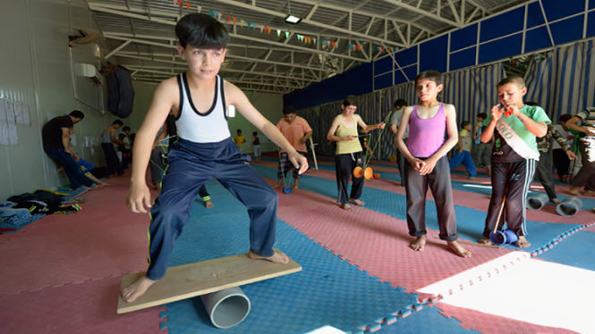 Các học viên tập luyện tại trường xiếc mở tại trại tập trung Za’atari - Ảnh: Huffington Post