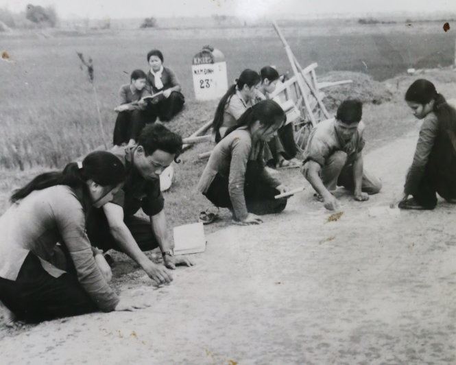 Hóa trang thành nông dân để đi học  Ảnh: Quốc Việt chụp lại ở Nhà kỷ niệm Hội truyền bá quốc ngữ Hà Nội