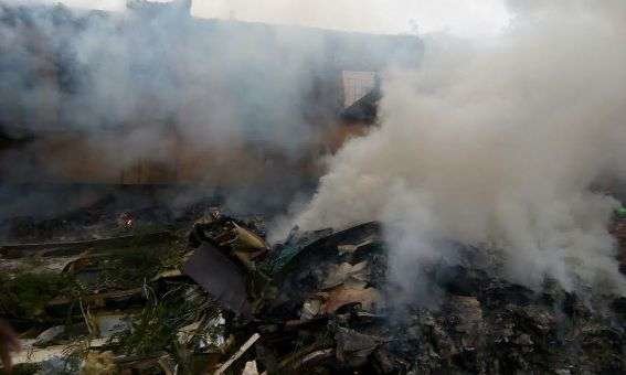 Hiện trường chiếc máy bay quân sự của Nigeria bị rơi - Ảnh: Information Nigeria