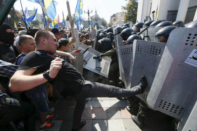 Người biểu tình đụng độ với cảnh sát bảo vệ trước tòa nhà quốc hội ở Kiev ngày 31-8 - Ảnh: Reuters