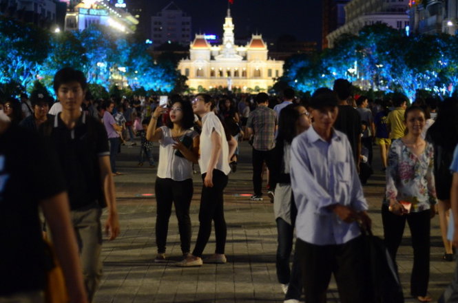 Người dân vui chơi trên phố đi bộ Nguyễn Huệ -Ảnh: Thanh Tùng