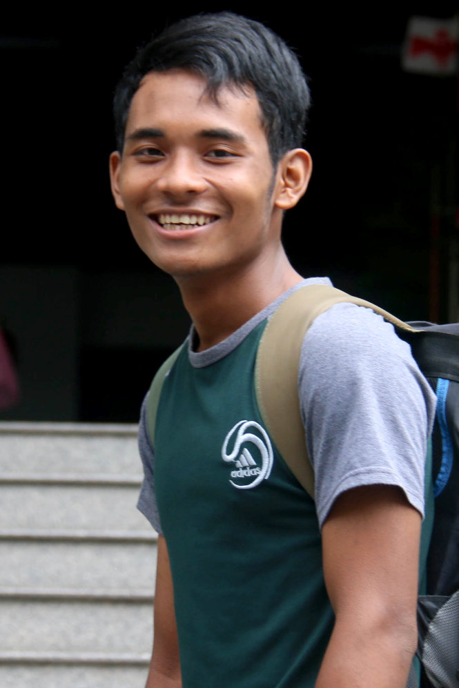 Tân sinh viên Thạch Thay nở nụ cười tươi rói tại báo Tuổi Trẻ sau khi nhận tiền hỗ trợ từ nhà hảo tâm - Ảnh: Ngọc Hiển