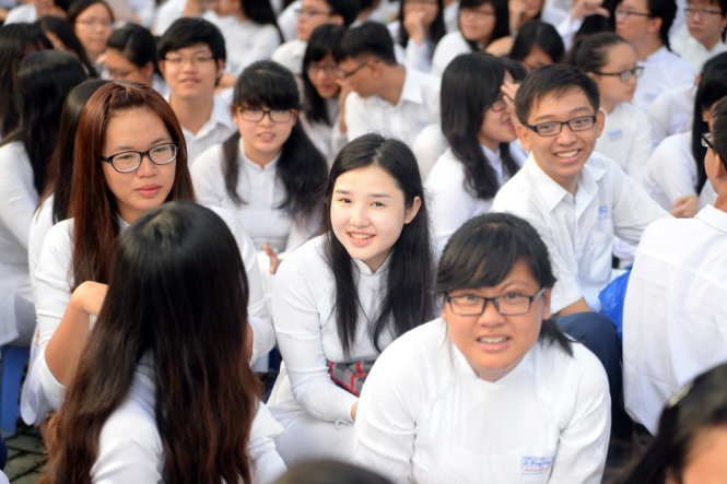 Học sinh trường Lê Hồng Phong nhộn nhịp trong lễ khai giảng sáng 5-9 - Ảnh: Hữu Khoa