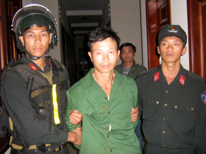 Vũ Văn Đản bị bắt và được đưa đi giám định sau khi truy sát, giết 4 người thân, hàng xóm