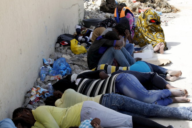 Người tị nạn bị hải quân Libya bắt giữ ở thành phố cảng Tripoli Ảnh: Reuters