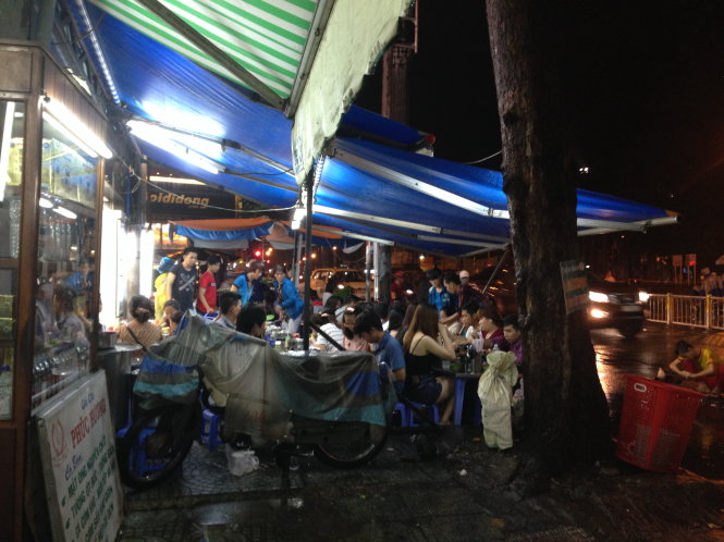 Một quán nhậu cho khách ngồi tràn ra vỉa hè trên đường Nguyễn Tri Phương, P.4, Q.10, TP.HCM  Ảnh: MINH HUYỀN