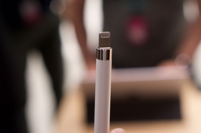 Cổng cắm sạc Lightning của Apple Pencil, cắm trực tiếp vào iPad Pro - Ảnh: ArsTechnica