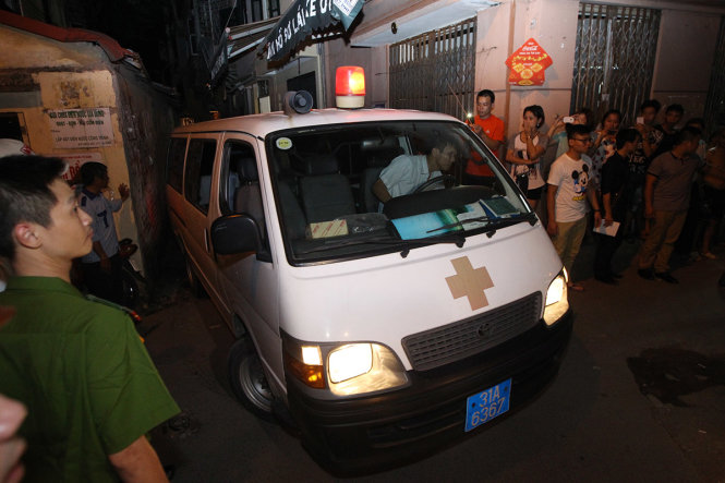 Xe cấp cứu nhanh chóng rời khỏi hiện trường vụ nổ - Ảnh: Nguyễn Khánh