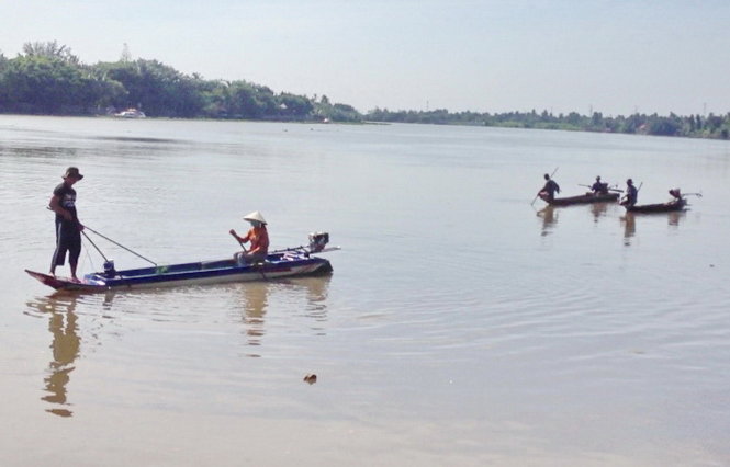 Ba chiếc ghe chích điện cùng chích cá trên sông Sài Gòn - Ảnh: Ngọc Khải