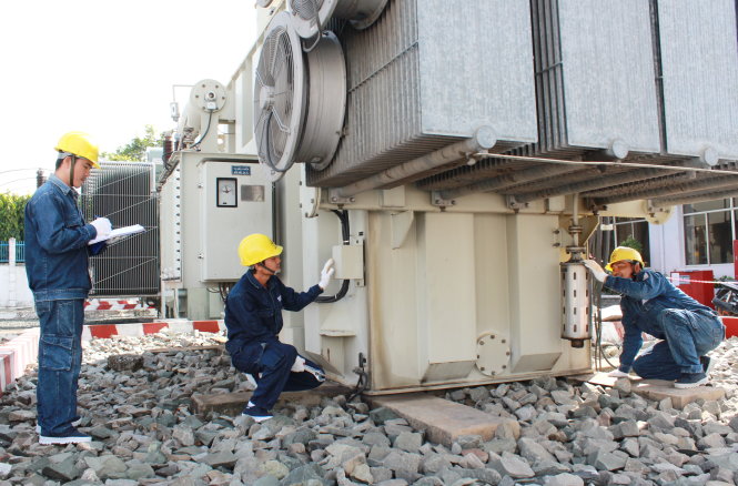 Các kỹ sư trẻ Công ty Lưới điện cao thế TP.HCM kiểm tra máy sẽ được thay thế trong công trình “Thay máy biến thế 110/22kV tại trạm 110kV Tân Bình 1 phục vụ nâng cấp điện áp lên 22kV” Ảnh: Q.L.