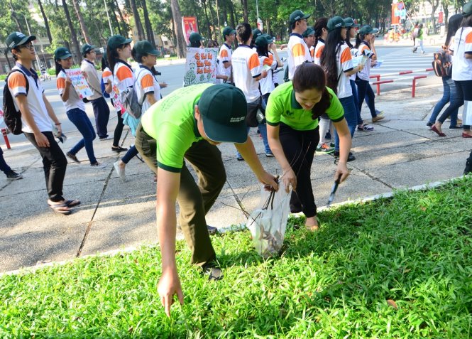 Các bạn trẻ nhặt rác trong công viên 30-4 hưởng ứng lễ phát động phong trào “Chung tay hành động vì môi trường du lịch TP.HCM”               Ảnh: THANH TÙNG