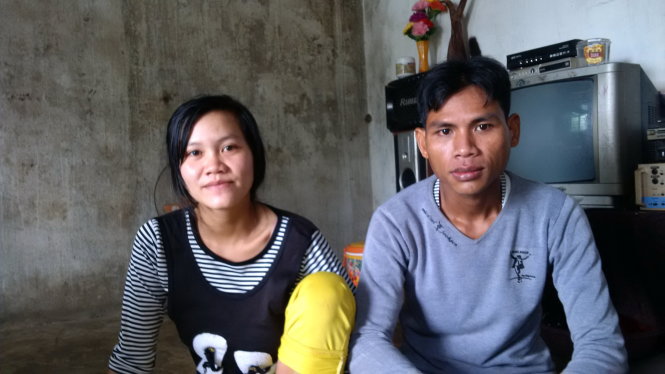 Vợ chồng Đa Ra Ban Mo trong căn nhà của mình tại xã Bờ Y,  huyện Ngọc Hồi (tỉnh Kon Tum) - Ảnh: T.B.D.