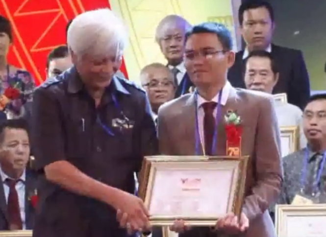 Thầy bói Phan Bá Huỳnh (phải) được vinh danh trong chương trình “Vinh quang Việt Nam 2015” - Ảnh chụp từ clip của chương trình.