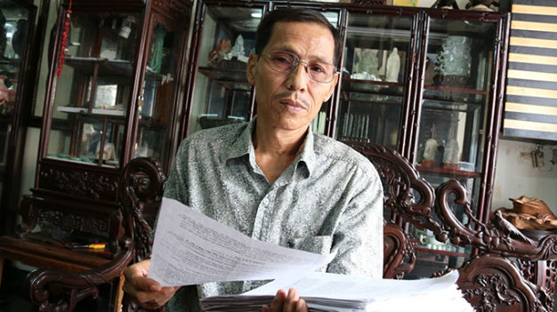 Ông Nguyễn Mười đã gửi cả ngàn lá đơn đòi lại số cổ vật quý giá của mình trong hơn 11 năm qua - Ảnh chụp 7-2014: Tiến Long
