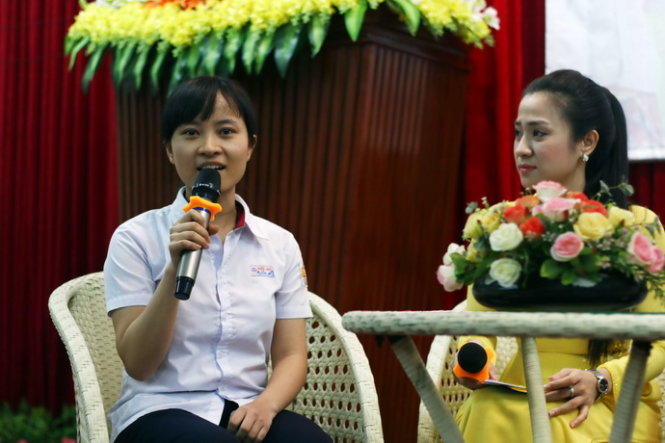 Tân sinh viên Võ Thị Huệ tâm sự với bạn bè cùng cảnh ngộ trong buổi trao học bổng “Tiếp sức đến trường” tại tỉnh Thừa Thiên Huế - Ảnh: Ngọc Dương