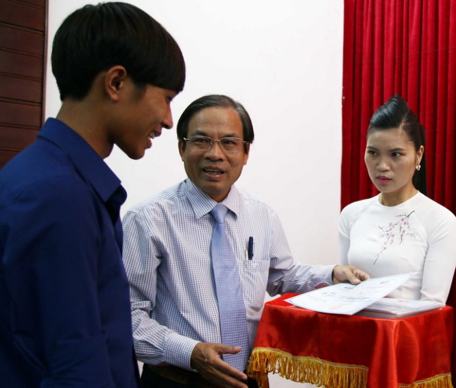 Ông Đặng Phước Mỹ, phó giám đốc Sở GD-ĐT Thừa Thiên – Huế, trò chuyện với tân sinh viên - Ảnh: Ngọc Dương