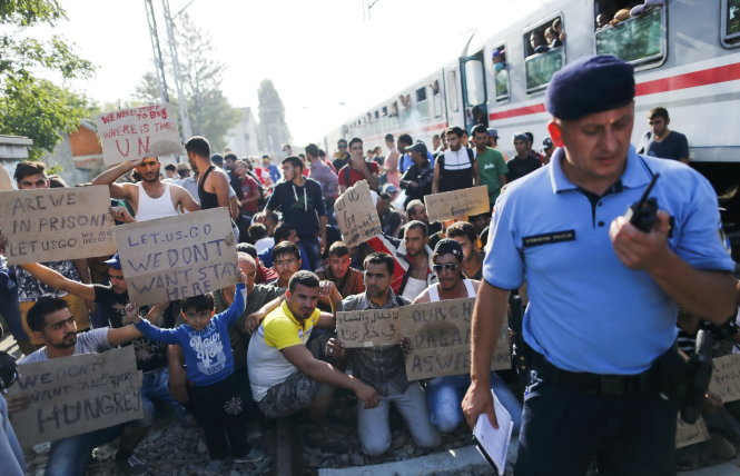 Người di cư biểu tình tại nhà ga xe lửa Tovarnik ở Croatia ngày 18-9 để đòi đi sang Tây Âu - Ảnh: Reuters