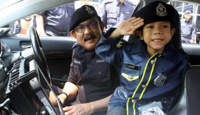 Cậu bé 5 tuổi được làm cảnh sát trong một ngày - Ảnh: The Sun Daily