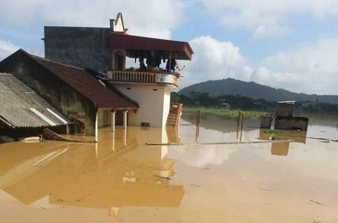 Nhiều nhà dân ở xã Thành Kim, huyện Thạch Thành (Thanh Hóa) đang còn bị ngập nước do mưa lũ - Ảnh: Hà Đồng (chụp ngày 19-9)
