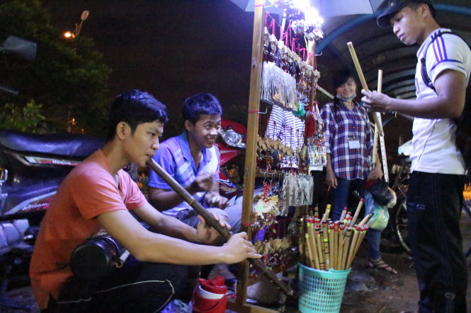 Bạn Lê Đức Huy (thứ hai, từ trái) bán các loại móc khóa, sáo tại chợ đêm sinh viênẢnh: THƯƠNG HOÀNG