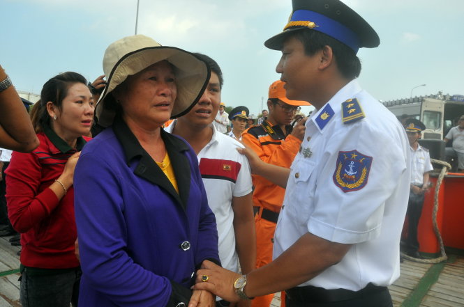 Trung tá Nguyễn Thanh Hải - phó tham mưu trưởng Bộ tư lệnh Vùng cảnh sát biển 3 - thăm hỏi thân nhân ông Lâm Thanh Nhiễn - nạn nhân thứ 12 được đưa vào bờ chiều 20-9 - Ảnh: Đ.HÀ
