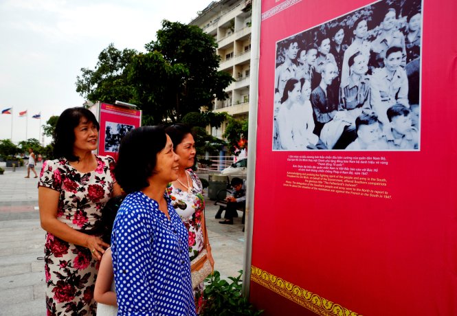 Bức ảnh “Đoàn đại biểu dân quân miền Nam ra Việt Bắc báo cáo với Bác Hồ về tình hình kháng chiến chống Pháp ở Nam bộ năm 1947” trưng bày tại phố đi bộ Nguyễn Huệ (từ ngày 19 đến 29-9) được người dân quan tâm - Ảnh: D.Phan