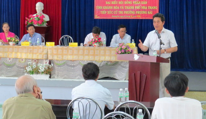 Ông Lê Thanh Quang trả lời thắc mắc của cử tri P.Phương Sài, TP Nha Trang về quy hoạch bãi biển Nha Trang - Ảnh: Duy Thanh