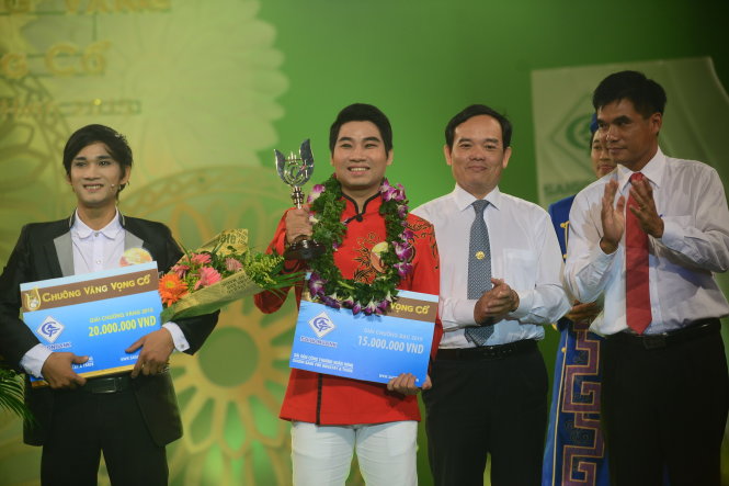 Thí sinh Nguyễn Văn Hợp đoạt giải chuông bạc - Ảnh: Quang Định