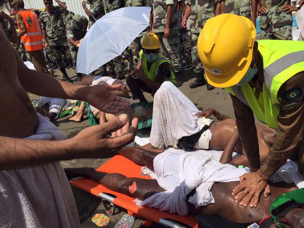 Các nạn nhân đang được cấp cứu sau vụ giẫm đạp - Ảnh: Reuters