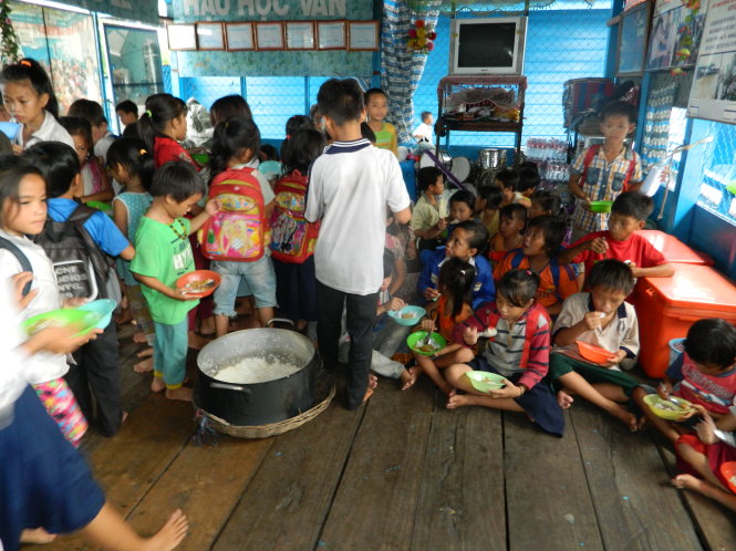 Giờ ăn của các em ở Trung tâm nuôi dạy trẻ em nghèo Biển Hồ
