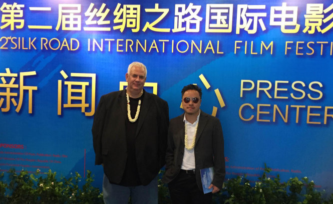 Đạo diễn Victor Vũ và ông Michael Werner của Hãng phát hành Fortissimo Films tại LHPQT Silk Road, Phúc Châu, Trung Quốc   Ảnh: NVCC