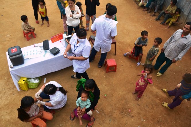 Cán bộ y tế dự phòng tiêm chủng cho người dân thôn 8B, xã Phước Lộc, là nơi xa nhất của huyện Phước Sơn, Quảng Nam - Ảnh: L.Trung