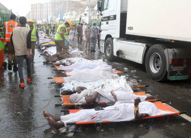Thi thể những nạn nhân thiệt mạng trong vụ giẫm đạp - Ảnh: Reuters