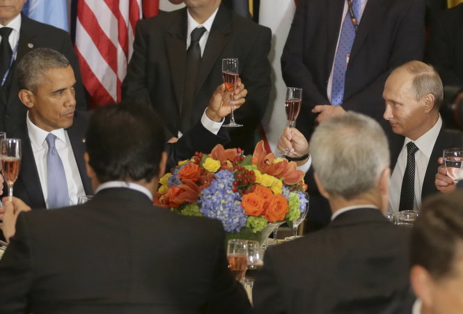 Cảnh cụng ly thể hiện rõ sự mâu thuẫn giữa ông Obama và ông Putin - Ảnh: Reuters