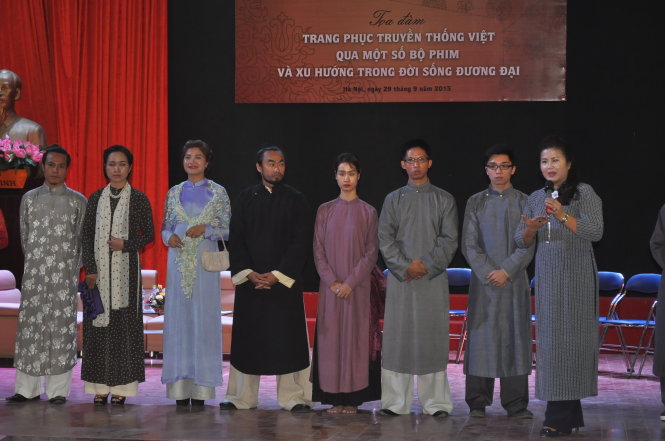 Họa sĩ Nguyễn Thu Hà (bìa phải) giới thiệu một số trang phục của các nhân vật trong những phim lịch sử - cổ trang VN gần đây như Người cộng sự, Trò đời… Ảnh: V.V.TUÂN
