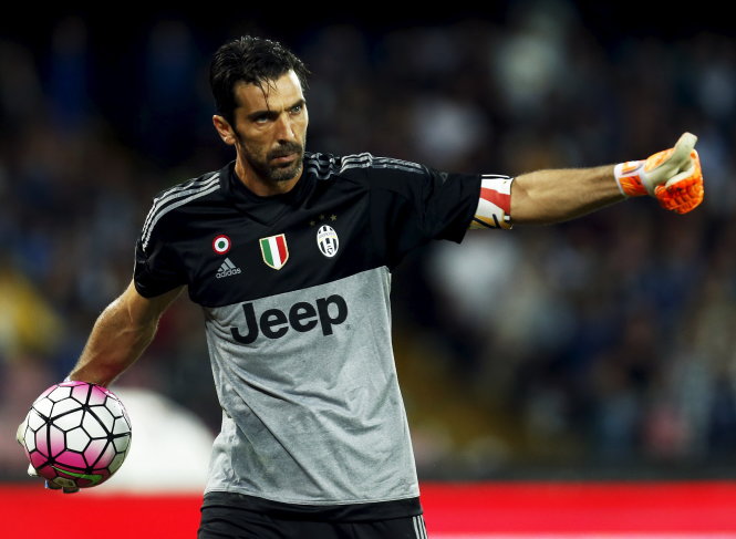 Thủ lĩnh Gianluigi Buffon tìm cách vực dậy tinh thần cho tập thể Juventus - Ảnh: Reuters