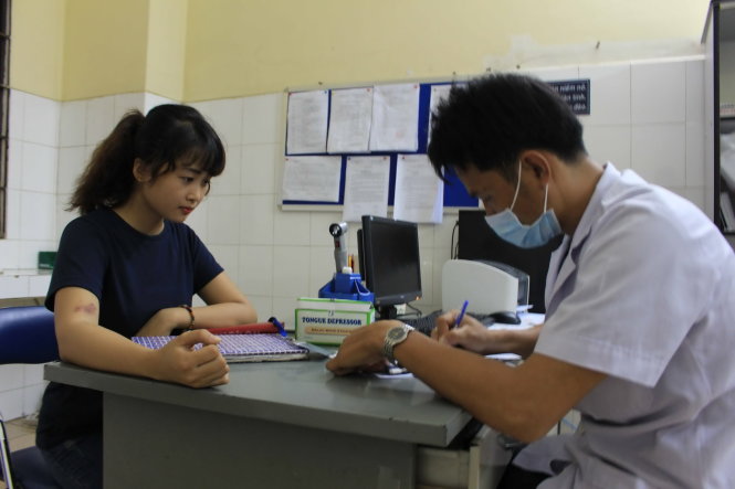 Sinh viên Nguyễn Thị Chiều Hoang (trái) đến trạm y tế ký túc xá khám vết thương do kiến ba khoang gây raẢnh: TH.HOÀNG
