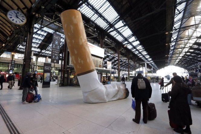 Chương trình chống thuốc lá thể hiện trong nhà ga Lyon ở thủ đô Paris - Ảnh: AFP