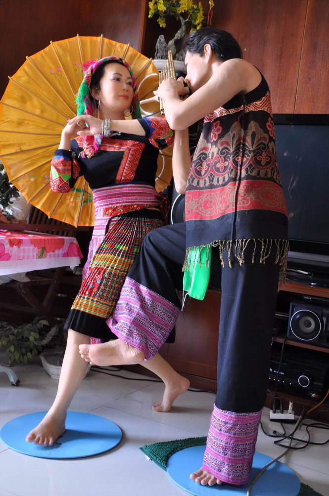 Ảnh tượng sáp Đôi trai gái người Mông với điệu múa khèn được Công ty tượng sáp Việt thực hiện với mong muốn thực hiện 54 tượng sáp 54 dân tộc anh em trên đất nước VN - Ảnh: NGỌC BÌNH
