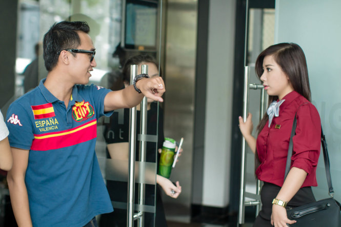 Đạo diễn trẻ Nguyễn Chung (trái)  làm việc cùng ca sĩ Phượng Vũ trong Mv đầu tay của cô (1) - Ảnh NVCC