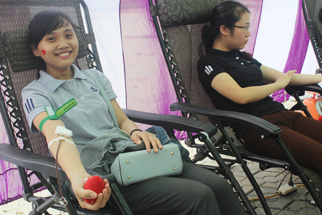 Nụ cười của một nữ sinh tham gia hiến máu tình nguyện - Ảnh: Doãn Hòa