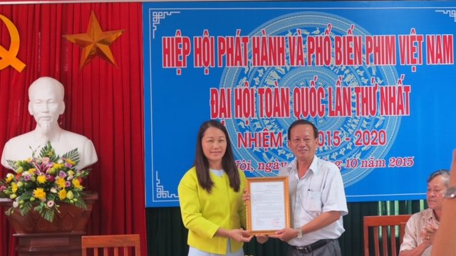 Bà  Hà Thị Dung, Vụ trưởng Vụ Tổ chức phi chính phủ - Bộ Nội vụ trao Quyết định thành lập Hiệp hội Phát hành và Phổ biến phim cho ông Nguyễn Văn Nhiêm - Ảnh: Vy Phan