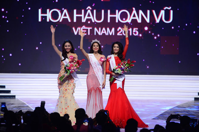Giây phút đăng quang Hoa hậu Hoàn vũ Việt Nam 2015 của người đẹp Phạm Thị Hương (giữa)  - Ảnh: Quang Định