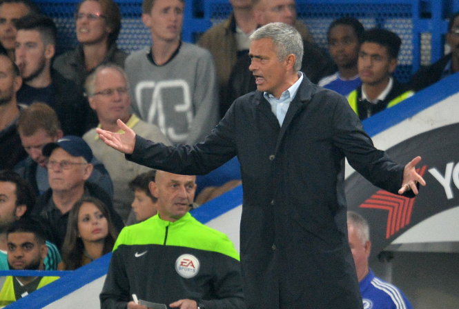 Hình ảnh thất vọng của HLV Mourinho trong trận thua Southampton - Ảnh: AFP