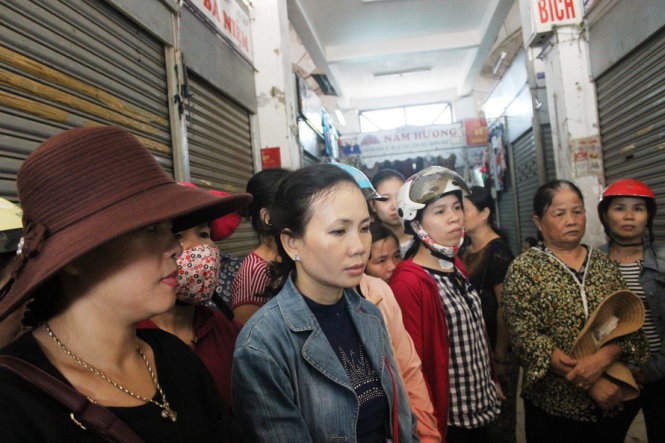 Hàng trăm lô quầy trong chợ Đông Hà đã tự đóng cửa để gây sức ép với UBND TP.Đông Hà về việc sắp xếp lại lô quầy trong chợ - Ảnh: Quốc Nam